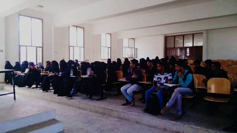 صورة لطلاب في قاعة دراسية بجامعة صنعاء