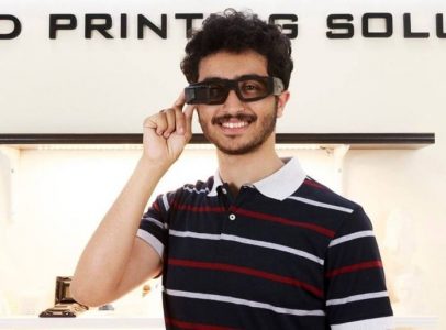 شاب مصري يخترع نظارة تترجم لغة الإشارة