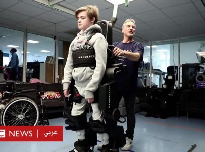 ‏أب يعيد إلى إبنه القدرة على المشي مجددًا بواسطة روبوت يُغني عن الكرسي المتحرك