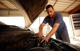 صورة الكفيف العراقي مصطفى عزيز يعمل ميكانيكي سيارات معتمدا على اللمس والسمع.