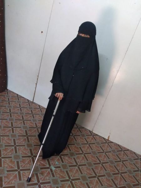 صورة لفتاة كفيفة تحمل عصا خاصة بذوي الإعاقة البصرية