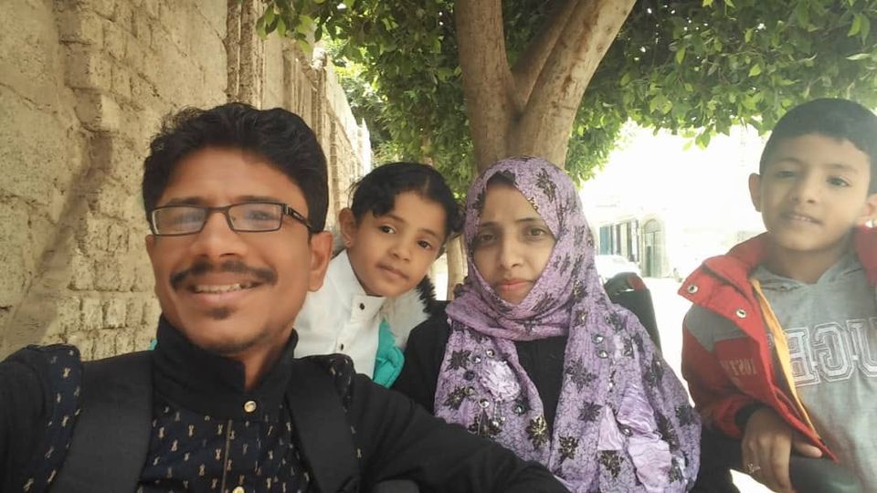 صورة صباح العتبي مع عائلتها
