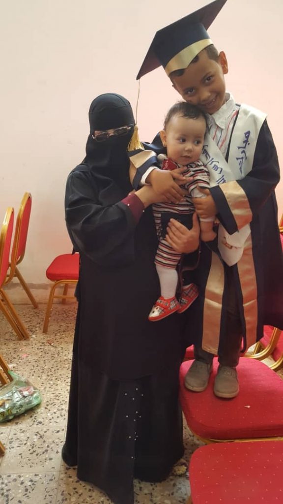 صورة هناء الغزالي مع اطفالها 