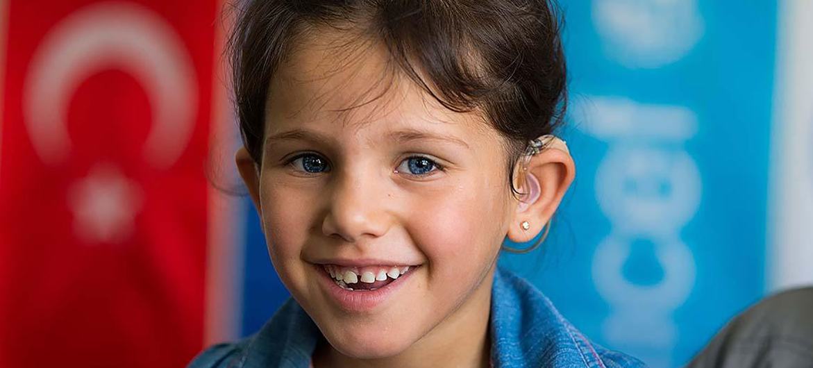 فتاة تبلغ من العمر أربع سنوات فقدت سمعها بسبب القصف المستمر من مسافة قريبة بالقرب من منزل عائلتها أثناء النزاع في حلب، سوريا.