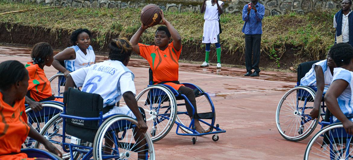 فتيات من ذوي الإعاقة يلعبن كرة السلة في جمهورية الكونغو الديمقراطية.
